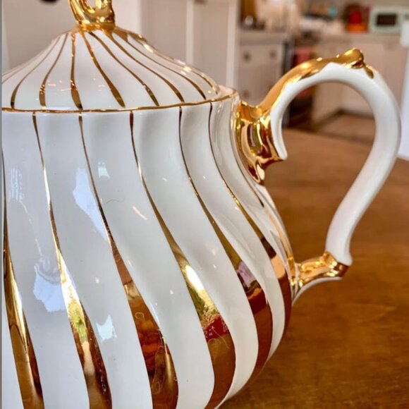 Vintage Sadler “Gold Swirl” teapot with cream and sugar - Picture 4 of 8